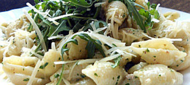 Паста с песто из руколы и грецких орехов