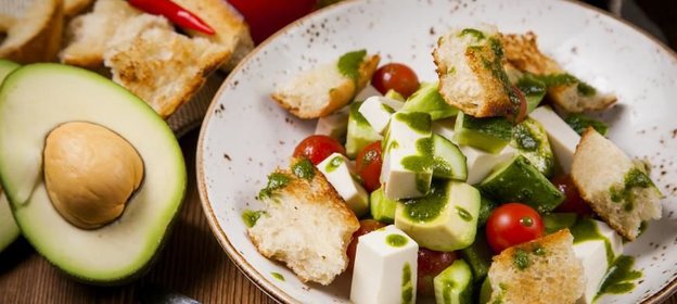 Салат с авокадо, тофй и русским песто