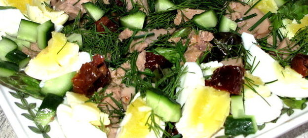 Cалат из печени трески с вялеными помидорами