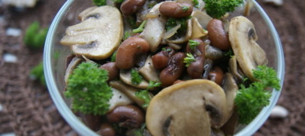 Салат из фасоли с грибами