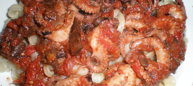 Осминог с макаронами