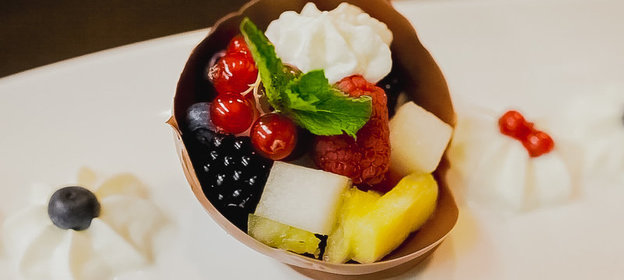 Фруктовый десерт в шоколадных корзиночках