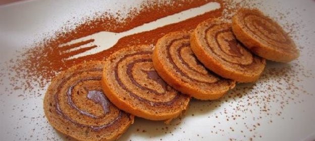 Шоколадный бисквитный рулет