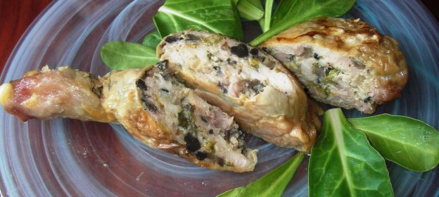 Куриные окорочка фаршированные зеленым луком и беконом