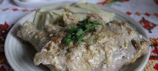 Куриные окорочка с пореем и черри в сливочном соусе