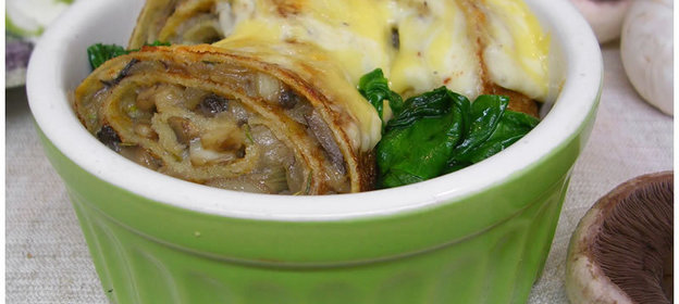 Блинная запеканка с грибами и соусом бешамель