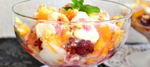 Десерт из мороженого с персиками и малиной