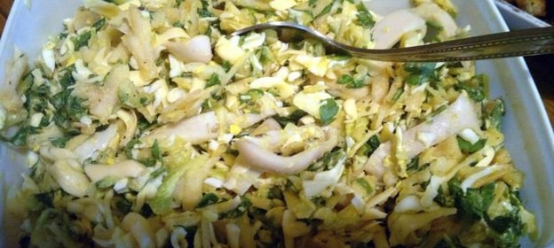 Легкий салат с кальмарами и яблоком