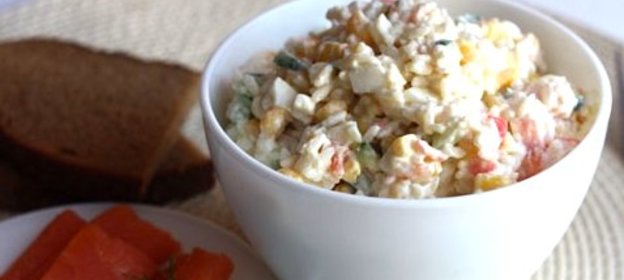 Простой салат с красной рыбой