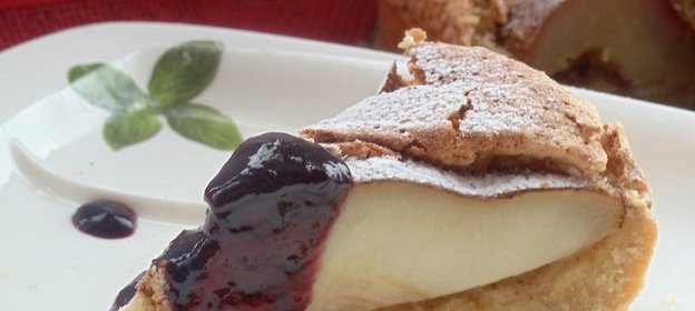 Пирог с красными грушами под лимонно-миндальным безе