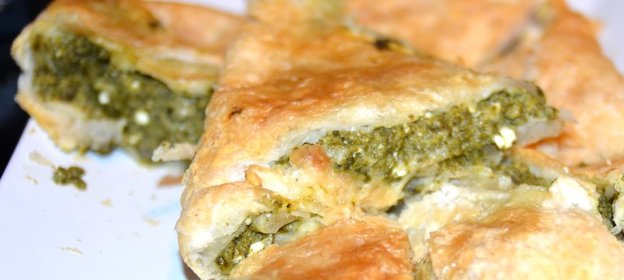 Пирог из слоеного теста со шпинатом и брынзой