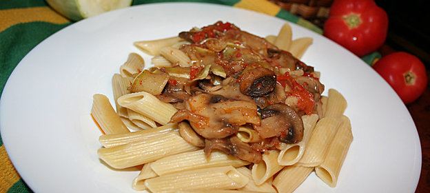 Макароны с грибами и кабачками