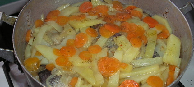 Сельдь свежая, тушеная с овощами