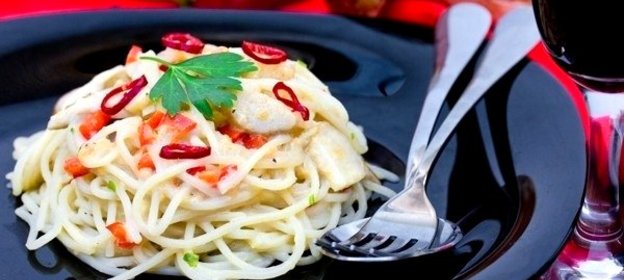 Спагетти в сливочном соусе с белыми грибами и сладким перцем