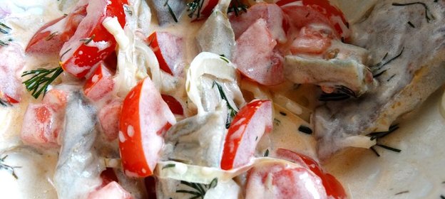 Салат из соленых грибов и помидоров с луком