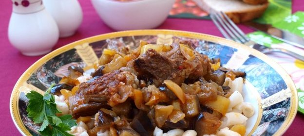 Жареные свиные рёбрышки в соусе с баклажанами