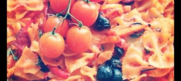 Паста, запеченная с острой колбасой, томатами и моцареллой