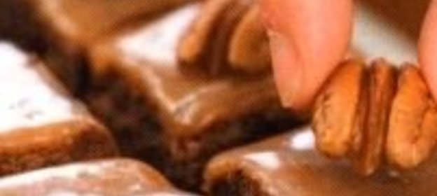 Брауни с орехами и карамелью