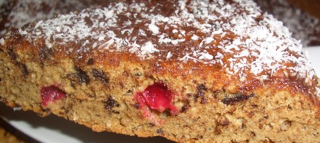 Кофейный пирог с клюквой и шоколадом