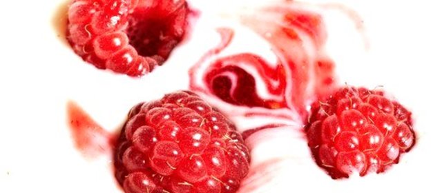 Летний салат с малиной и творогом