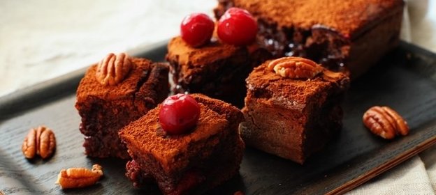 Брауни с вишней и орехами