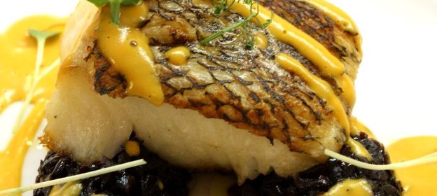 Чилийский сибасс с луковым мармеладом и пряным соусом из батата