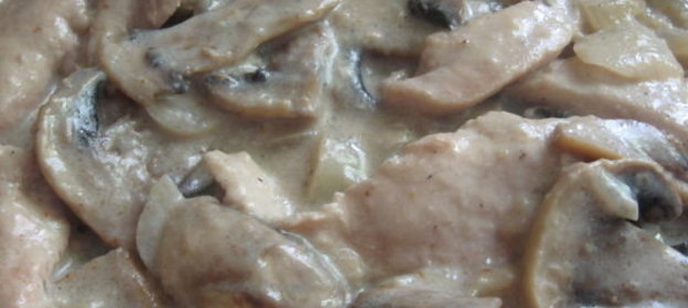 Фрикасе из курицы с грибами по-испански