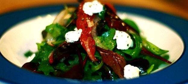 Салат с вялеными помидорами и козьим сыром