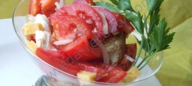 Салат с помидорами, курицей и сыром