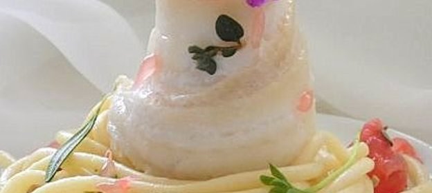 Филе белой рыбы с грейпфрутовой сальсой и спагетти.​