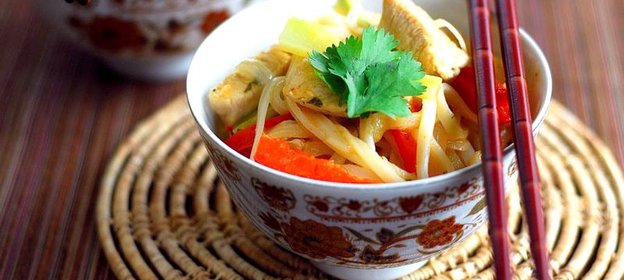 Рисовая лапша с курицей по-азиатски