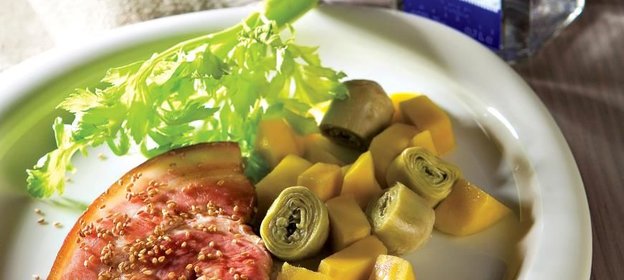 Грудинка с кунжутом, репой и артишоками