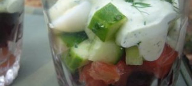 Салат-веррин с семгой, свеклой и йогуртовым соусом