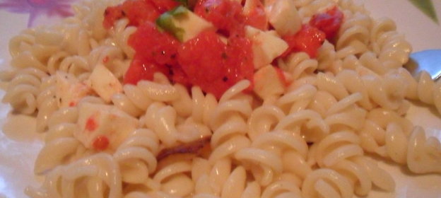 Паста со сладким перцем, помидорами и моццареллой