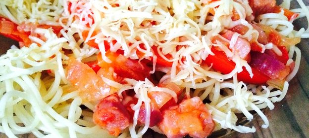 Спагетти с ветчиной и помидорами