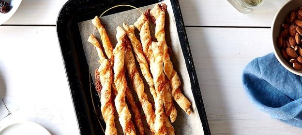 Сырные палочки из слоеного теста