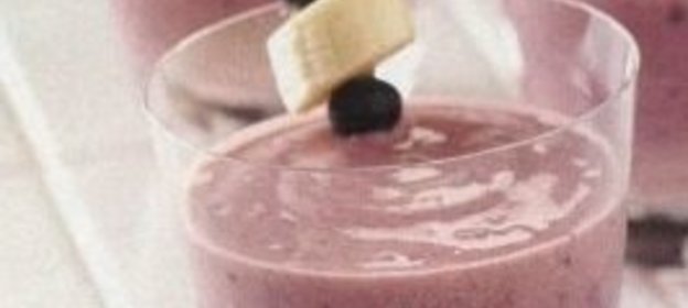 Смузи из черники, персика, банана и манго