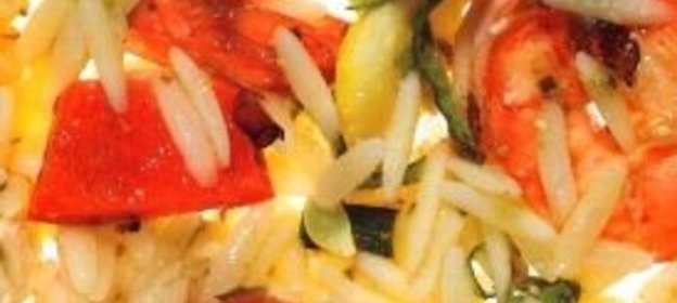 Паста орцо с креветками и овощами, приготовленными на гриле