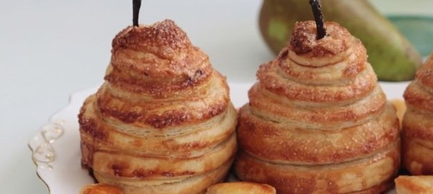 Груша в слоеном тесте