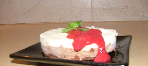 Парфе шоколадно-ромовое с малиновым соусом