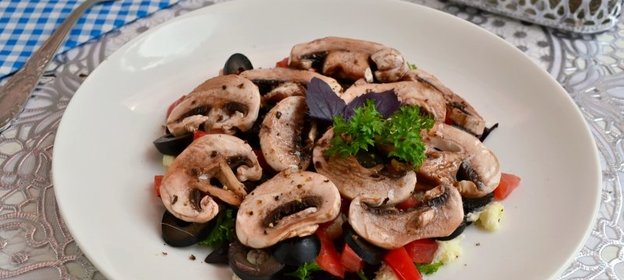 Салат из сырых шампиньонов с брынзой, помидорами и базиликом