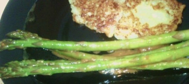 Оладьи из кабачков и спаржа в арахисовом соусе