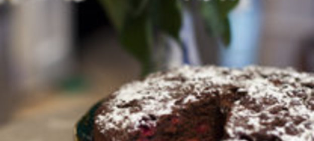 Шоколадный пирог с вишней