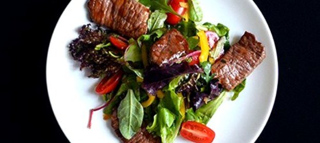 Овощной шеф-салат с говядиной с заправкой из 10 ингредиентов