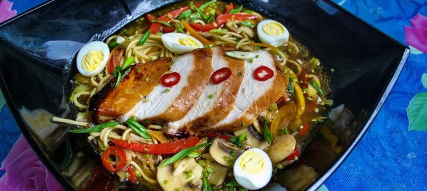 Яичная лапша с курицей