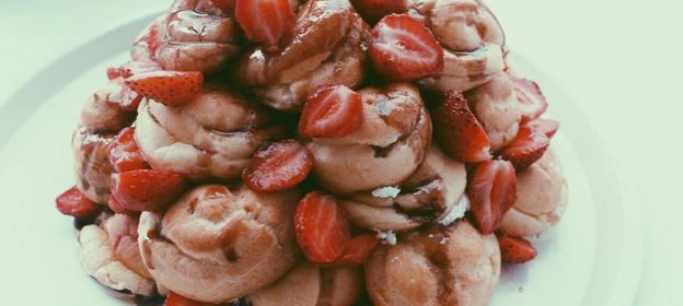 Профитрольный торт с ягодами и шоколадной глазурью