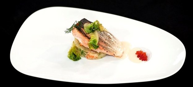 Стейк из семги на печеном картофеле с икорным соусом