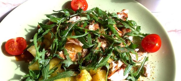 Салат с ананасом, курицей и рукколой