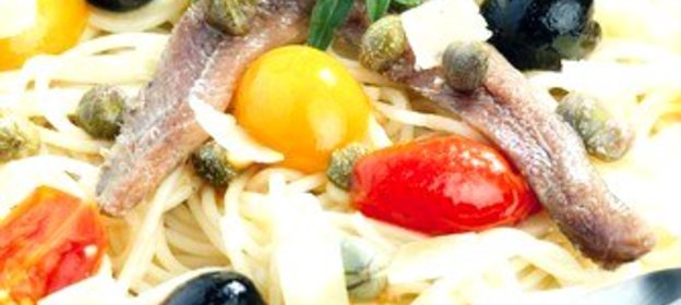 Спагетти с анчоусами, петрушкой, оливками и каперсами