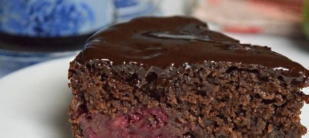 Шоколадно-вишнёвый пирог на кефире